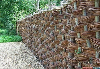 Гарне, недороге рішення для огородження дачі -   плетений паркан