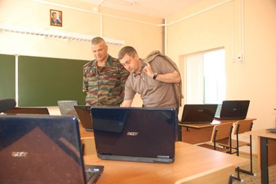 - Коли я в перший раз побував в кадетському корпусі, директор попросив допомоги в оснащенні комп'ютерного класу, - пояснив Едуард Якимович