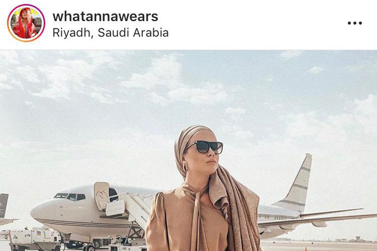 17/12/2018, 7:16   Блогер Анна Скура путешествует по Саудовской Аравии, потому что она получила приглашение от принца Мухаммеда ибн Салмана (экран из Instagram / Whatannawears)   Волна критики обрушилась на модного блоггера, который ведет блог What Anna Wears, после того, как она похвасталась фотографиями из поездки в Саудовскую Аравию в выходные дни