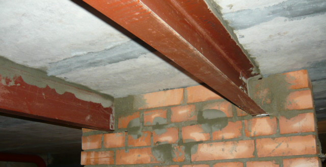 Протидія нестійкості швелера під згинального навантаженням можна забезпечити приварюванням поперечних жорстких елементів, бетонуванням або цегляною кладкою