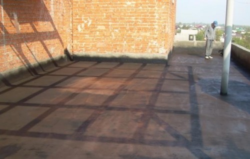 На терасах компенсаційні шви мають вигляд сітки з квадратів розміром 2 × 2 м, на довгих вузьких балконах шириною приблизно 1,5 м шви розташовують з інтервалом 3 м по лінії ухилу