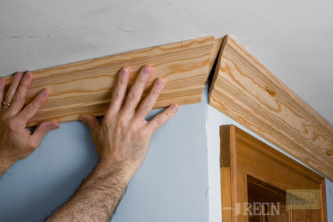 На відміну від плінтусів з пінопласту, дерев'яні деталі потрібно точно підганяти один до одного і до сусідніх поверхнях, прикладаючи і підрізаючи по лінії примикання