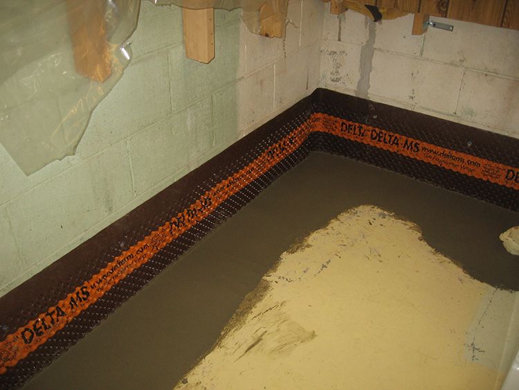 Вода на підлозі, цвіль на стінах і підвищена вологість - головні ознаки того, що потрібно гідроізоляція підвалу зсередини від грунтових вод