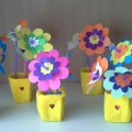 Майстер-клас з виготовлення вази з квітами з кольорового паперу і непридатної матеріалу   Подарунки, виготовлені дитячими руками, завжди особливо цінні
