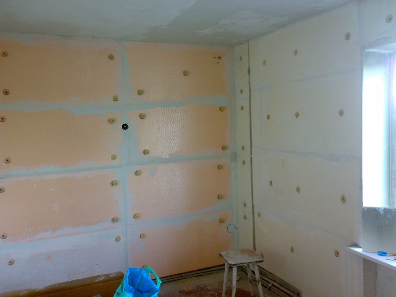 Крім вже зазначеної вище проблеми з точкою роси, внутрішнє утеплення стін в квартирі ще й зменшує внутрішній простір приміщення