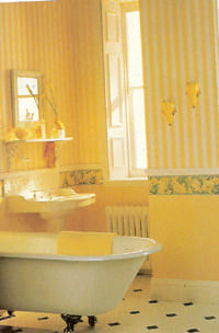 Якщо ванна невелика, то краще використовувати світлі кольори, вони розширюють стіни
