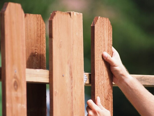 Переваги дерев'яного паркану полягають в екологічно чистих матеріалах, невисокій вартості і великому асортименті