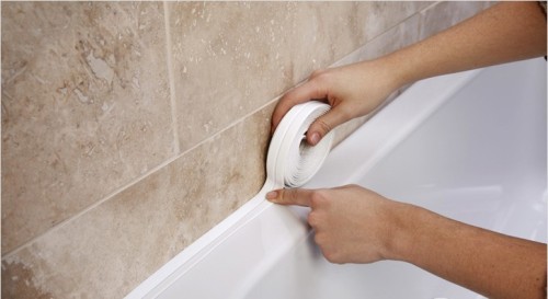 Коли стрічка буде наклеєна повністю, користуватися ванною можна тільки через добу, коли клей добре схопиться