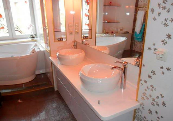 Не забувайте так само і про дизайн, стільниця повинна гармоніювати з інтер'єром ванної кімнати, органічно підходити до нього за кольором, фактурі і типу обробки