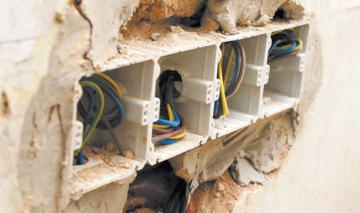 Установку і перенесення електричних вимикачів і розеток, найкраще, приурочити до ремонту, тому що описувані процеси супроводжуються штроблення стін
