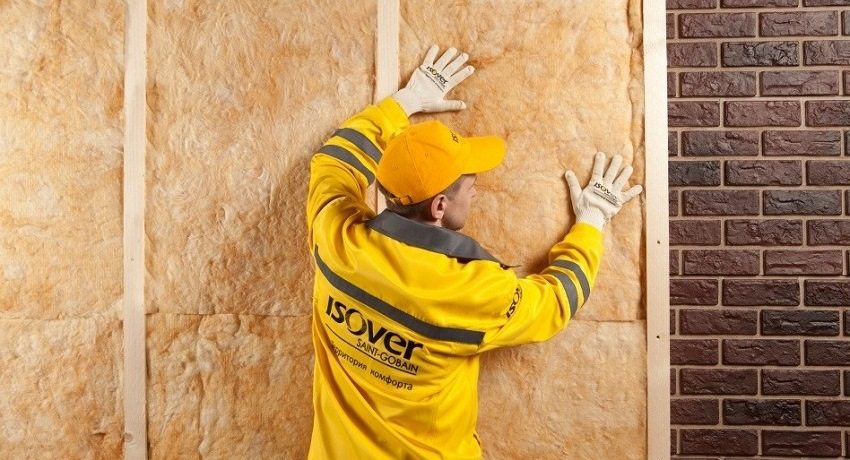 Оптимальний утеплювач для стін будинку зовні вибирається з урахуванням матеріалу конструкції і повинен відповідати ряду вимог