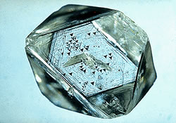 Алмази застосовують в техніці, що пояснюється їх високу твердість і зносостійкість