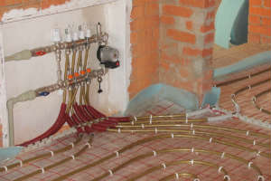 Необхідність прокладки теплоізоляційного матеріалу з поверхнею, що відбиває при облаштуванні теплої підлоги очевидна