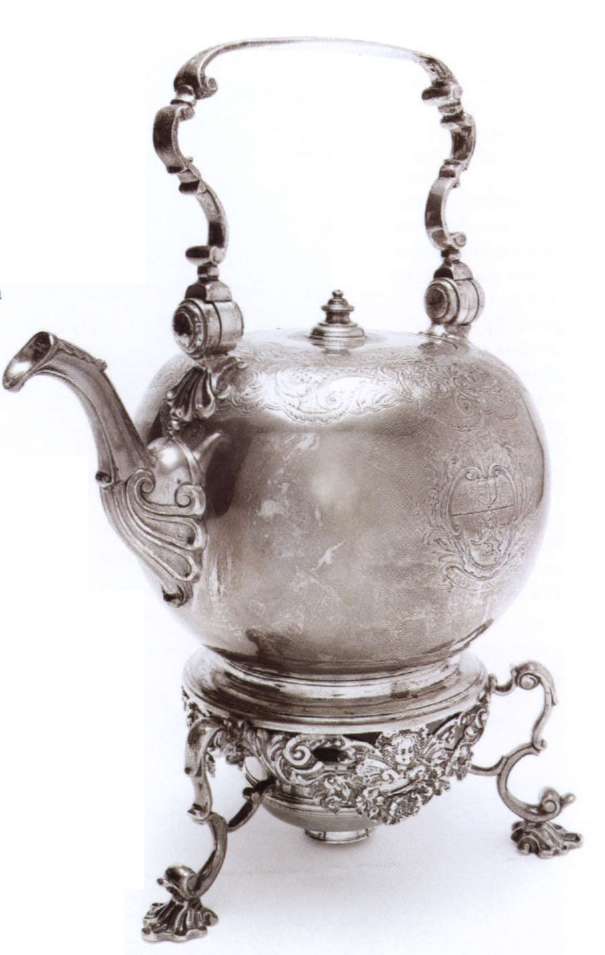 Майстерно зроблений чайник і підставка Георга II, виготовлені фірмою Richard Gurney and Co близько 1740