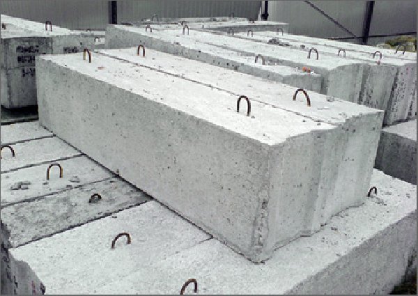Якщо на будівельній ділянці сухий стабільний грунт, завдання зведення фундаменту істотно спрощується: можна вибрати в якості матеріалу для фундаменту готові фундаментні блоки